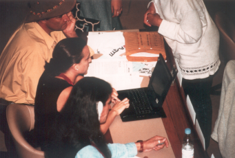Computer, das unentbehrliche Werkzeug - auch für Indigene (Foto Oliver Kluge 1998)