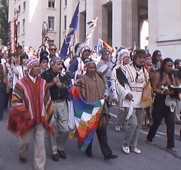 Vertreter indigener Völker vor dem Haupttor (Foto: Oliver Kluge 1997)