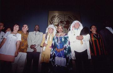Gruppenfoto vor dem UNO-Logo (Foto: Oliver Kluge 2000)