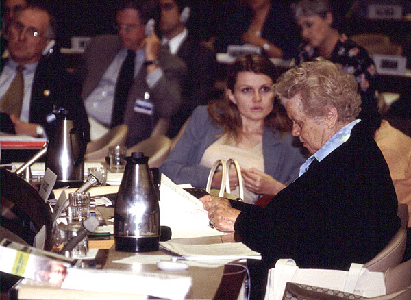 Ein ungewohnter Platz für Erika-Irene Daes (Foto: Oliver Kluge 2000)