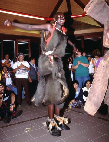 Afrikanische Tänzer mit ziemlich artistischem Tanz (Foto: Oliver Kluge 2000)