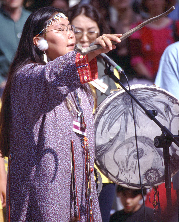 Olga Csonka beim Singen (Foto: Oliver Kluge 2000)