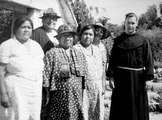 Indianer und Priester der Pala Mission in Kalifornien, 1904