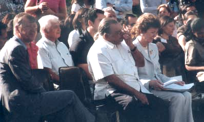 Julian Burger, Alfonso Martinez und Mary Robinson bei der Feier zum Indigenous Day bei der UN-WGIP in Genf (Foto: Oliver Kluge 2002)
