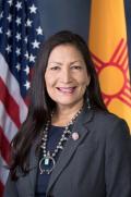 Deb Haaland official portrait, 116th congress
(Foto 2019 U.S. House Office of Photography)