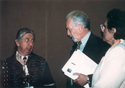 Gespräch zwischen Crespo Torral (Mitte) von der UNESCO und Vertretern der Ureinwohner (Foto Oliver Kluge 1998)