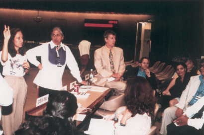 Julian Burger (Mitte rechts) diskutiert mit Vertretern der indigenen Völker (Foto Oliver Kluge 1998)