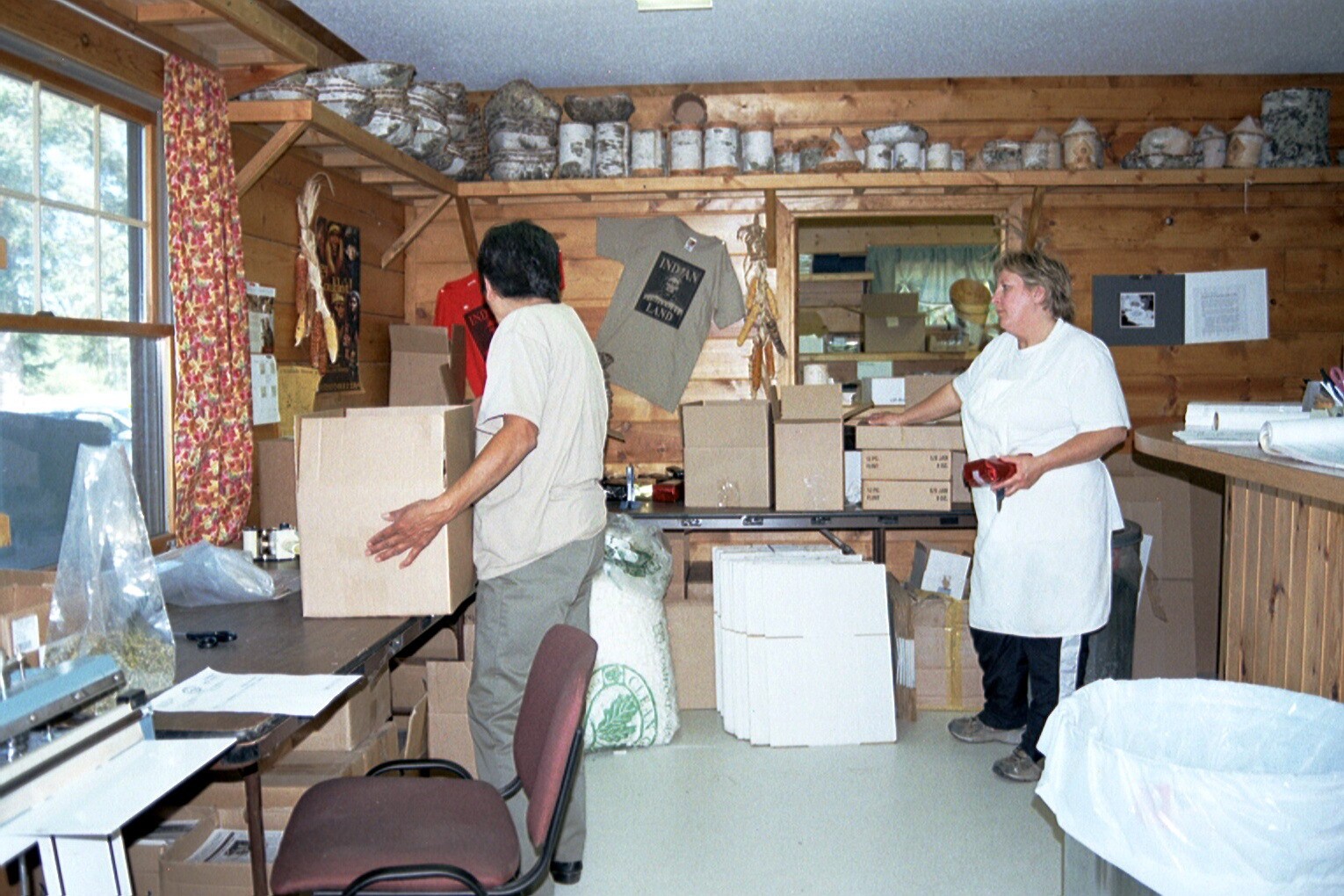 Beim Verpacken der Versandware (Photo: AGIM, 2005)
