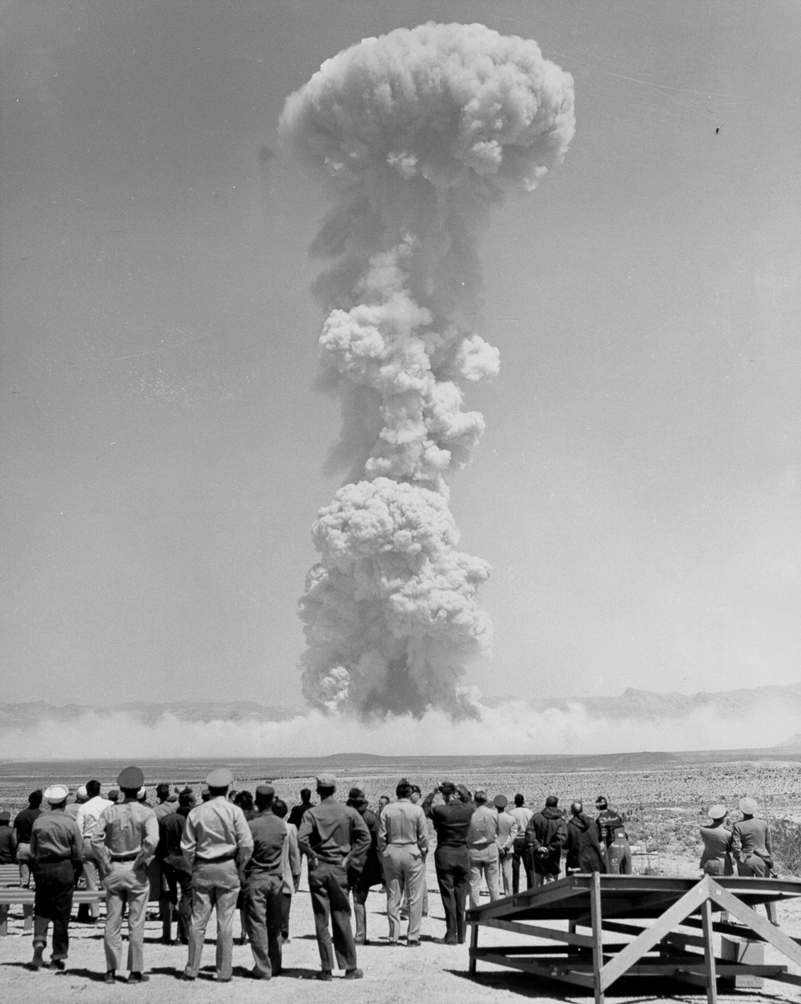 Zuschauer beobachten Teapot MET („Military Effects Test“) (Photo courtesy of National Nuclear Security Administration / Nevada Site Office)